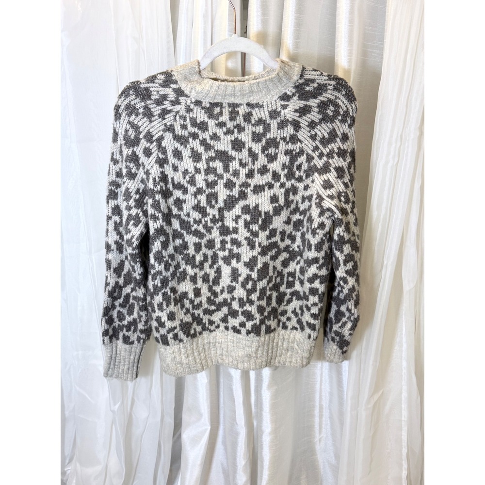 Old Navy Sweater Women XS Grey Leopard Print Raglan Sleeve Crew Neck Knit
